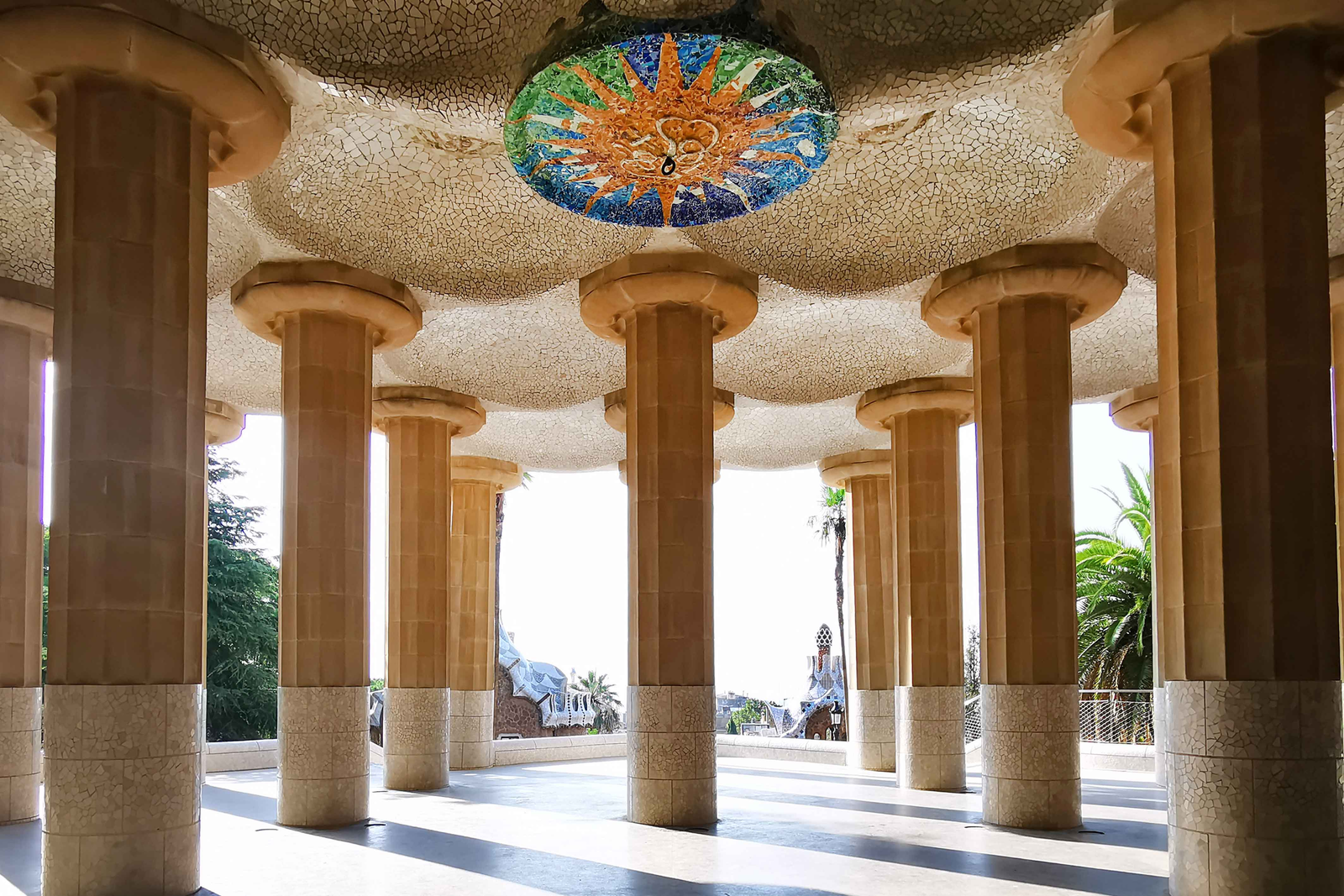 Sala Hipóstila: columnas, mercado y ecos de la tierra